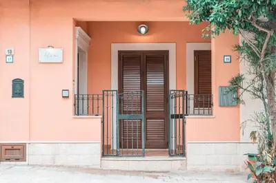 Facciata o entrata di UNNI