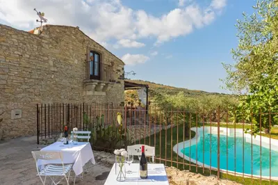 Piscina di Masseria Fortificata Lo Zafferaneto o nelle vicinanze