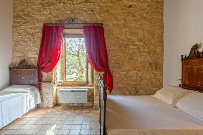Letto o letti in una camera di Masseria Fortificata Lo Zafferaneto