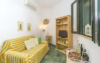 Cucina o angolo cottura di 6 Bedroom Pet Friendly Home In Siracusa