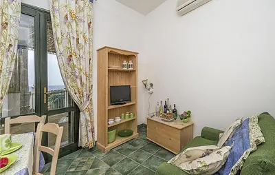 Area soggiorno di 6 Bedroom Pet Friendly Home In Siracusa