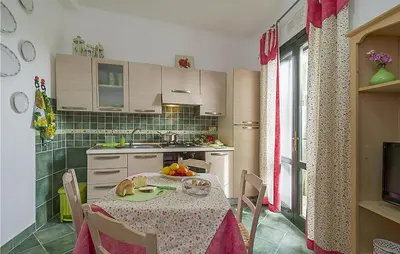Cucina o angolo cottura di 6 Bedroom Pet Friendly Home In Siracusa
