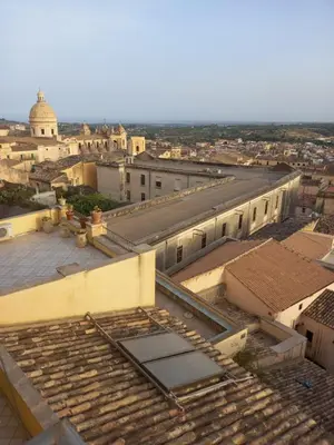 Vista generica su Noto o vista sulla città dall'interno dell'affittacamere