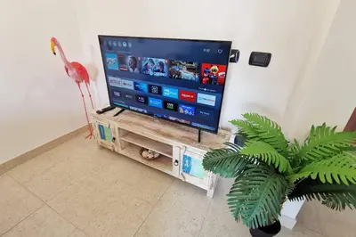 TV o dispositivi per l'intrattenimento presso Loft Tropical - 100 metri dalla spiaggia di sabbia e dal mare