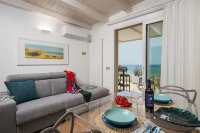 Area soggiorno di ISULATRAVEL-House on the beach