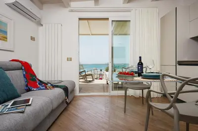 Area soggiorno di ISULATRAVEL-House on the beach