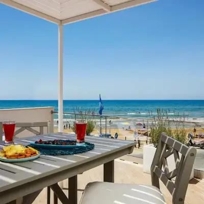 ISULATRAVEL-House on the beach