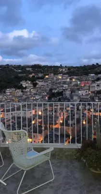 Vista generica su Modica o vista sulla città dall'interno della casa vacanze