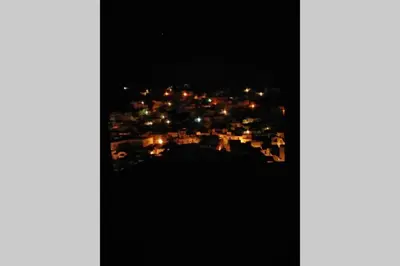 Vista generica su Modica o vista sulla città dall'interno della casa vacanze