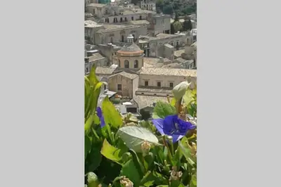 Vista generica su Modica o vista sulla città dall'interno della casa vacanze