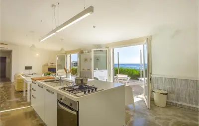 Cucina o angolo cottura di Beautiful Home In Siracusa With Wifi