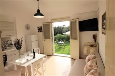 Cucina o angolo cottura di Bilocale climatizzato - Wi-fi in villa in pieno relax