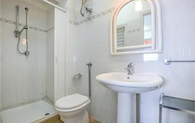 Bagno di Beautiful Home In Pozzallo With Wifi