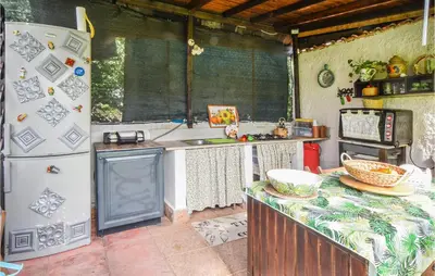 Cucina o angolo cottura di Amazing Home In Siracusa With Wifi