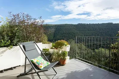 Vista generica sulle montagne o vista sulle montagne dall'interno del bed & breakfast