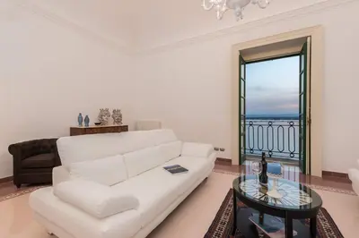 Area soggiorno di Duomo Seaside Deluxe Apartment by Ortigia Apartments
