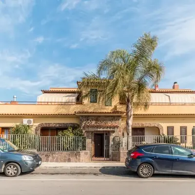 Yellow-house 100 meters from the sandy beach
