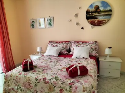 Letto o letti in una camera di Beatrice Apartment con 1camera da letto, un soggiorno cucina e bagno