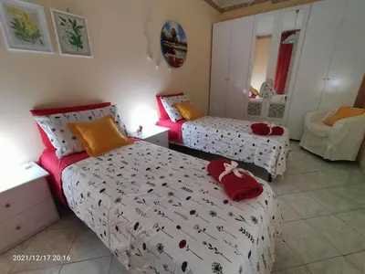 Letto o letti in una camera di Beatrice Apartment con 1camera da letto, un soggiorno cucina e bagno