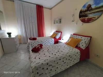 Letto o letti in una camera di Beatrice Apartment con 1camera da letto, un soggiorno cucina e bagno