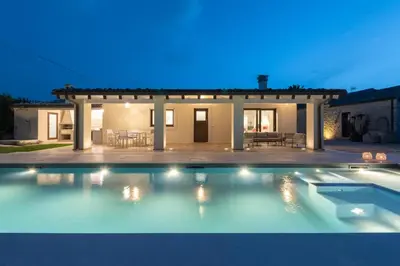 Piscina di Villa Angelina - IsulaTravel o nelle vicinanze