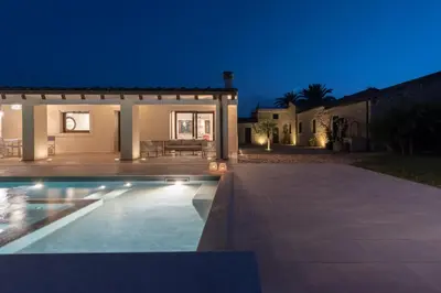 Piscina di Villa Angelina - IsulaTravel o nelle vicinanze