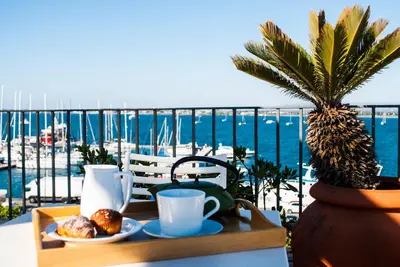 Vista generica sul mare o vista sul mare dall'interno del bed & breakfast