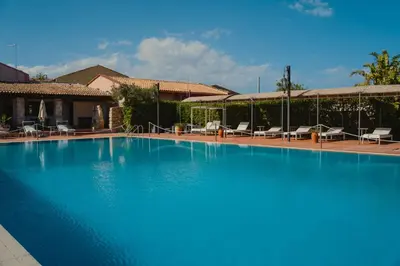 Piscina di Hotel Villa Giulia o nelle vicinanze