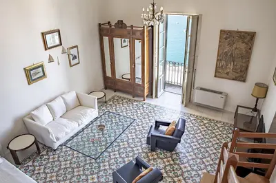 Area soggiorno di Duplex sul porto grande by Wonderful Italy