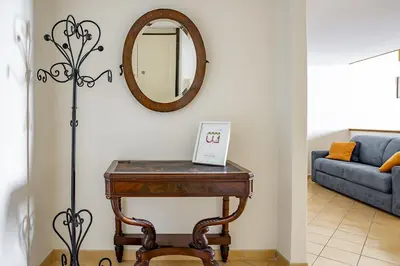 Area soggiorno di Duplex sul porto grande by Wonderful Italy