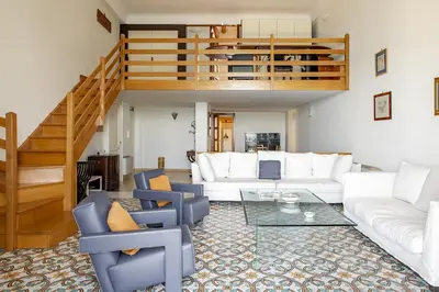 Area soggiorno di Duplex sul porto grande by Wonderful Italy