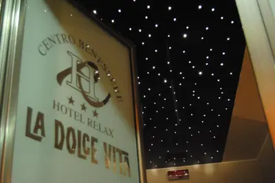 Certificato, attestato, insegna o altro documento esposto da Hotel Relax