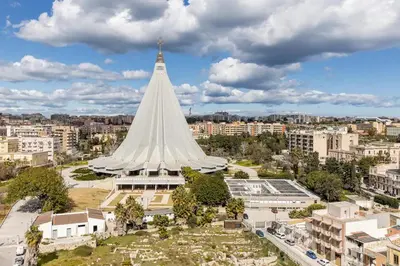 Vista generica su Siracusa o vista sulla città dall'interno della stanza in casa privata