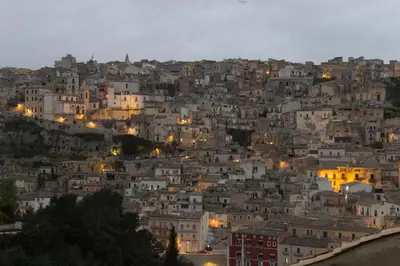 Vista generica su Ragusa o vista sulla città dall'interno dell'affittacamere