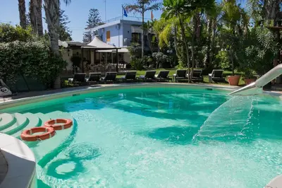 Piscina di Hotel Villamare o nelle vicinanze