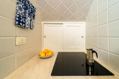 Cucina o angolo cottura di GuestHost - Il Dammuso di Ortigia - Lovely Sea View Apartment