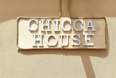 Certificato, attestato, insegna o altro documento esposto da Chicca House