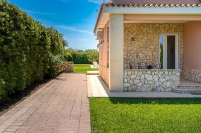 Giardino di Villa Bouganville con piscina by Wonderful Italy