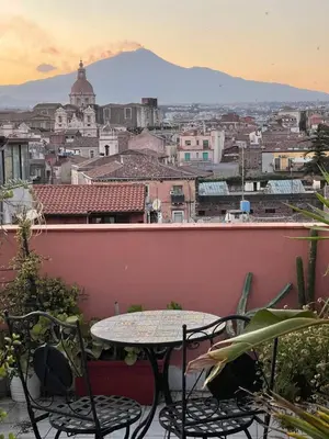 Vista generica sulle montagne o vista sulle montagne dall'interno dell'affittacamere