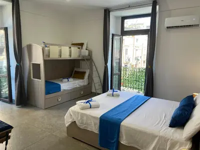 Letto o letti in una camera di TREASURE ROOMs