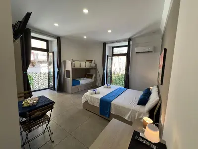 Letto o letti in una camera di TREASURE ROOMs