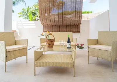 Area soggiorno di Baia Marzamemi Appartamenti Eleganti con Piscina e Terrazza Privata