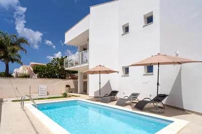 Piscina di Baia Marzamemi Appartamenti Eleganti con Piscina e Terrazza Privata o nelle vicinanze