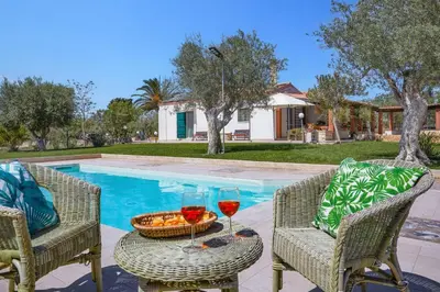 Piscina di Villa Marzallo by Villa Plus o nelle vicinanze