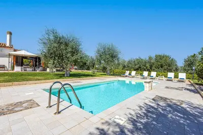 Piscina di Villa Marzallo by Villa Plus o nelle vicinanze