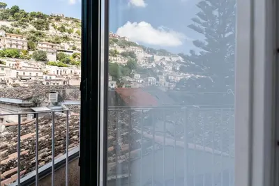 Vista generica sulle montagne o vista sulle montagne dall'interno dell'appartamento