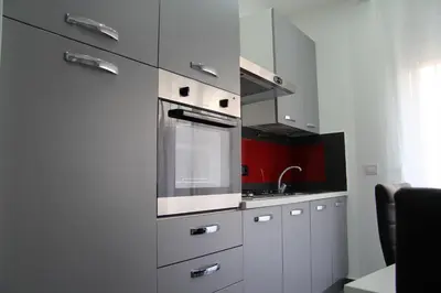 Cucina o angolo cottura di How Beach,modern apartment close to the beach,WiFi