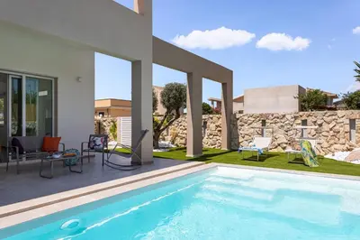 Piscina di Villa Shamsi - heated pool and beach at 70mt o nelle vicinanze