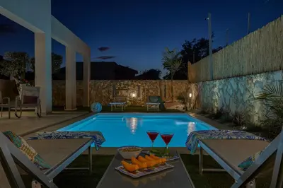Piscina di Villa Shamsi - heated pool and beach at 70mt o nelle vicinanze