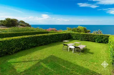 Paesaggio naturale nelle vicinanze della villa